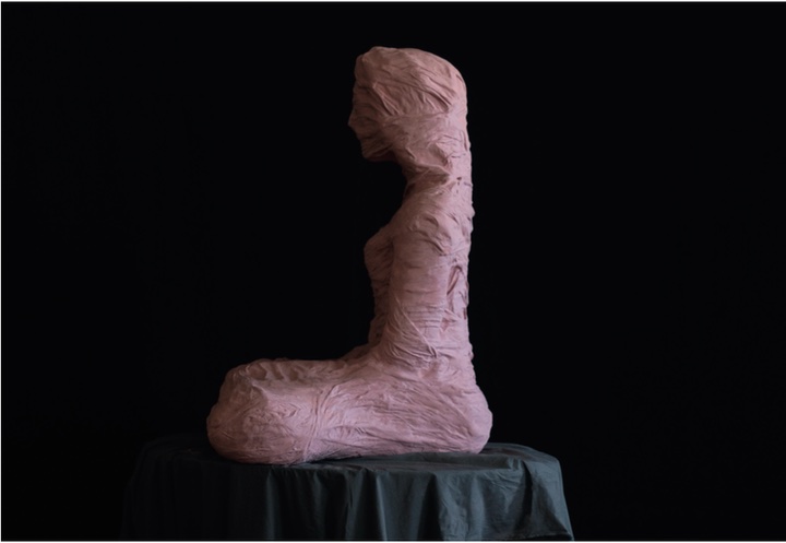 L'ombre qui sait, murmure et passe